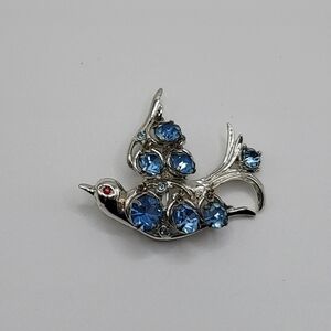 🐦 Silvertone Bird Brooch w/ Dangling Blue Stones Unknown Maker